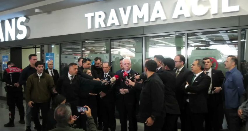 Başakşehir’de okulda saldırı… İstanbul Valisi Davut Gül: Saldırıyı gerçekleştiren öğrenci hedef gözetmeden bıçaklıyor İstanbul Valisi Davut Gül, Başakşehir Şeyh Şamil İmam Hatip Ortaokulu'nda