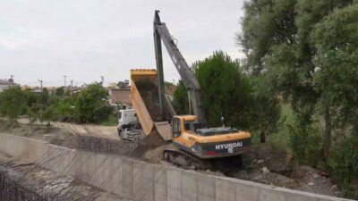 Balıkesir’in Karesi ilçesine bağlı Ortaca Mahallesi’nde ekonomik ömrünü tamamlayan kanalizasyon