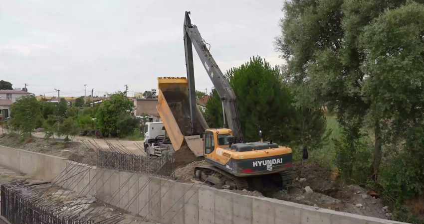 Balıkesir’in Karesi ilçesine bağlı Ortaca Mahallesi’nde ekonomik ömrünü tamamlayan kanalizasyon