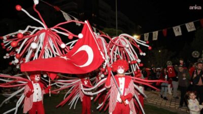 Bayraklı’da Cumhuriyet Bayramı kortej ve Candan Erçetin konseriyle kutlandı Bayraklı’da Cumhuriyet’in 103’üncü yılı, bando eşliğinde düzenlenen kortej yürüyüşü ve