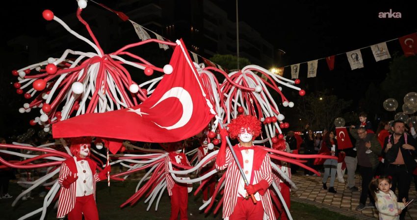 Bayraklı’da Cumhuriyet Bayramı kortej ve Candan Erçetin konseriyle kutlandı Bayraklı’da Cumhuriyet’in 103’üncü yılı, bando eşliğinde düzenlenen kortej yürüyüşü ve