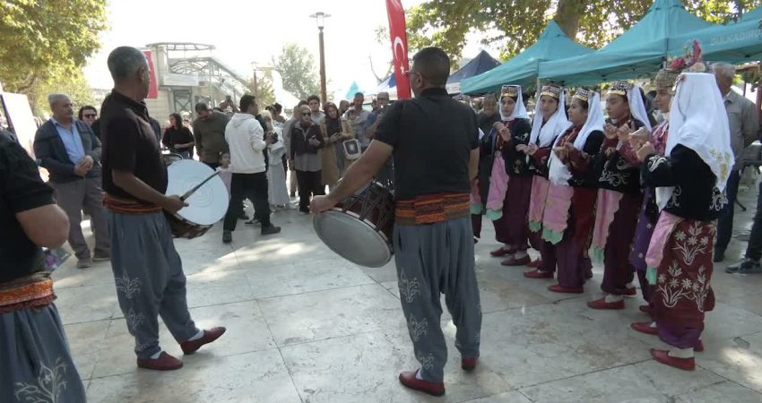Kahramanmaraş'ın Dulkadiroğlu ilçesinde düzenlenen Bertiz Şıra Günleri, bölgenin geleneksel lezzetlerini