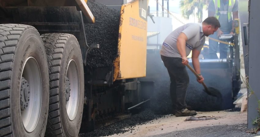 Bodrum Belediyesi, kent genelinde yol çalışmalarını sürdürüyor Bodrum Belediyesi, Mumcular, Gümüşlük, Gölköy ve Dereköy mahallelerinde sıcak asfalt