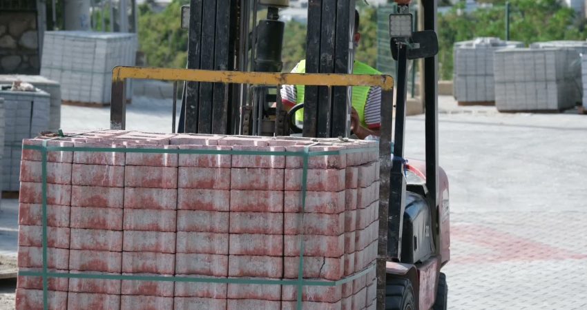 Bodrum Belediyesi, ilçe genelinde uygun cadde ve sokaklarda beton kilit