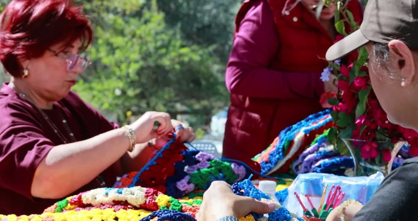 Bodrumlu kadınlar sokaklar için ördü: Bin 400 motiften 53 metrelik gölgelik Bodrum Belediyesi ile Atölye Mai iş birliğinde yürütülen “Bodrumlu Kadınlar