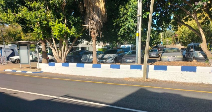 Bodrum’un kent dokusuna mavi-beyaz dokunuş Bodrum Belediyesi, ilçenin simgesi haline gelen mavi ve beyaz renklerin