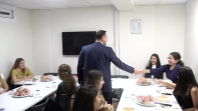 Bornova Belediye Başkanı Ömer Eşki, yükseköğrenim görmek üzere Bornova’ya gelen