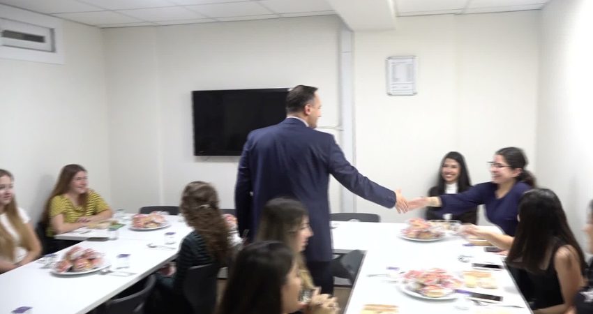 Bornova Belediye Başkanı Eşki’den yurtta kalan öğrencilere ziyaret Bornova Belediye Başkanı Ömer Eşki, yükseköğrenim görmek üzere Bornova’ya gelen