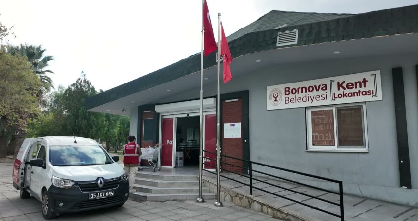İzmir'in Bornova ilçesinde belediye tarafından yaşlı, engelli ve yatalak hastaların