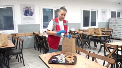 Bornova Belediyesi, öğrencilerin beslenme ihtiyacına destek amacıyla okullarda kumanya dağıtıyor.