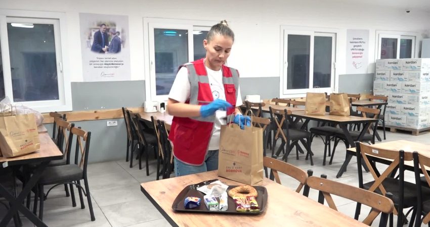 Bornova Belediyesi, öğrencilerin beslenme ihtiyacına destek amacıyla okullarda kumanya dağıtıyor.