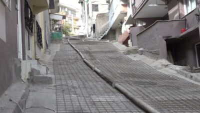 Bornova Belediyesi, Çamkule Mahallesi’ndeki 4718 Sokak’ta eğim nedeniyle özellikle yağışlı