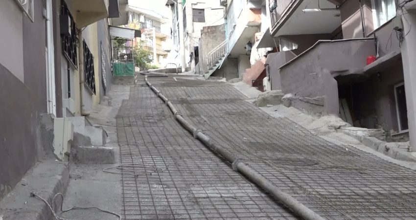Bornova Belediyesi, Çamkule Mahallesi’ndeki 4718 Sokak’ta eğim nedeniyle özellikle yağışlı