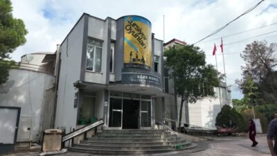Bornova Belediyesi Şehir Tiyatrosu (BBŞT) ekibiyle yeni sezon açılışında bir