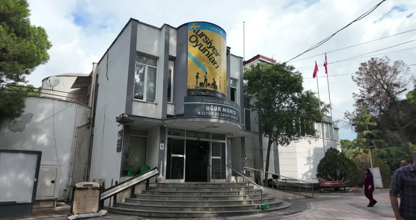 Bornova Belediyesi Şehir Tiyatrosu (BBŞT) ekibiyle yeni sezon açılışında bir