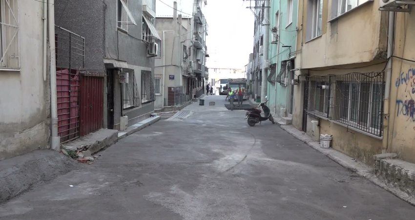 Bornova Belediye Başkanı Ömer Eşki, yol yenileme çalışmaları kapsamında Serintepe