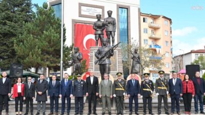 Bozüyük’te 29 Ekim Cumhuriyet Bayramı kutlamaları, Atatürk Anıtı’na çelenk sunulması