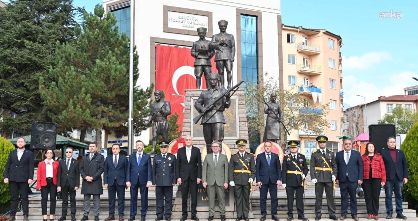 Bozüyük’te Cumhuriyet Bayramı kutlamaları başladı Bozüyük’te 29 Ekim Cumhuriyet Bayramı kutlamaları, Atatürk Anıtı’na çelenk sunulması