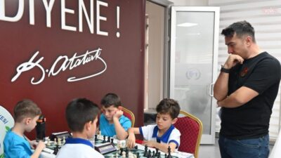 Bozüyük Belediyesi’nin ev sahipliğinde düzenlenen 29 Ekim Cumhuriyet Bayramı Satranç