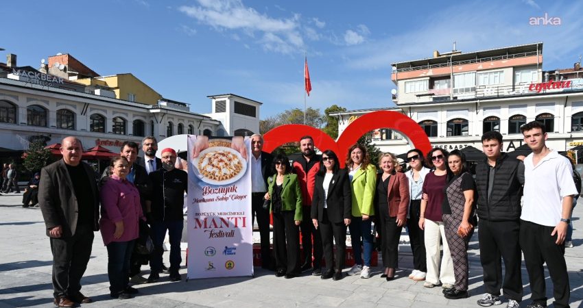 Bozüyük Belediyesi tarafından düzenlenen "Mercimekli Mantı Festivali"nde vatandaşlara ilçenin coğrafi