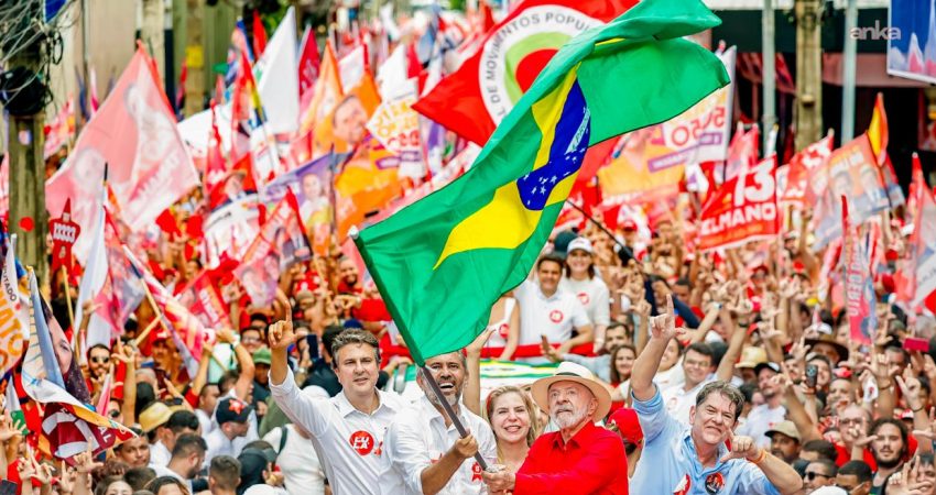 Brezilya'da cumhurbaşkanlığı seçiminin ilk turunu, eski Cumhurbaşkanı Jair Bolsonaro'nun oğlu