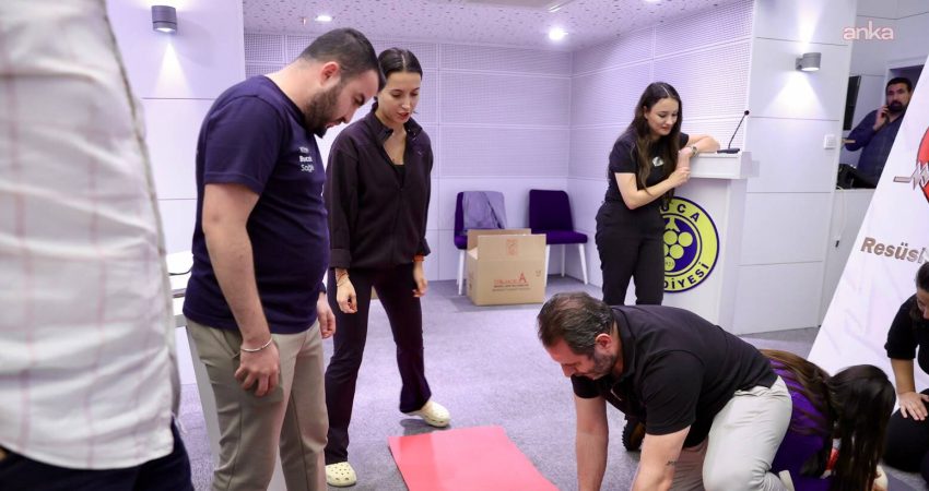 Buca Belediyesi personeline taşınabilir şok cihazı eğitimi Buca Belediyesi “Hayata El Ver” Projesi kapsamında, personeline yönelik Temel