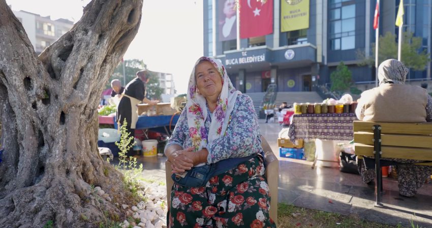 Buca Belediyesi Tarım Ürünleri Pazarı’nda tezgâh açan 64 yaşındaki Mesude