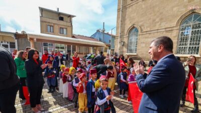 Burdur Belediyesi bünyesindeki kreşlerde eğitim alan öğrenciler, kortej yürüyüşü ve