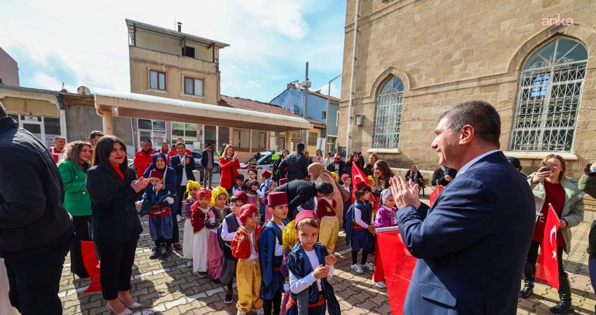 Burdur Belediyesi bünyesindeki kreşlerde eğitim alan öğrenciler, kortej yürüyüşü ve