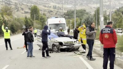 Burdur-Antalya kara yolu Kurna Kavşağı’nda bariyerlere çarparak takla atan otomobilin