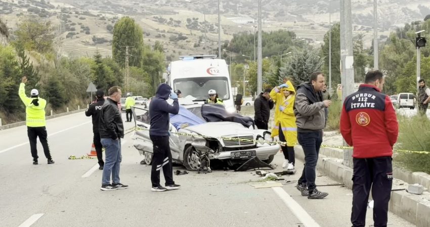 Burdur’da otomobil takla attı: 1 kişi öldü, 4 kişi yaralandı Burdur-Antalya kara yolu Kurna Kavşağı’nda bariyerlere çarparak takla atan otomobilin