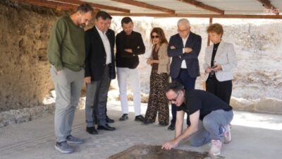 Burhaniye Belediye Başkanı Ali Kemal Deveciler, Ören’de sürdürülen antik kazı