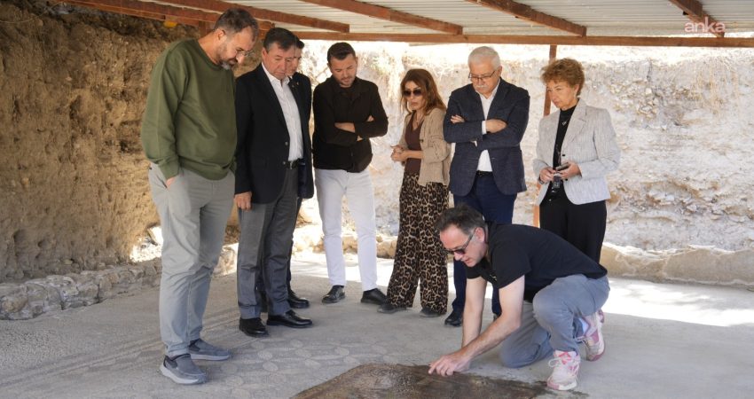 Burhaniye Belediye Başkanı Ali Kemal Deveciler, Ören’de sürdürülen antik kazı