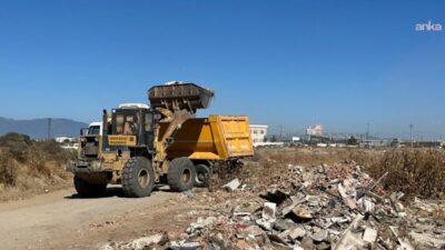 Burhaniye Belediyesi, çevreye kaçak dökülen molozları temizleyerek Balıkesir Büyükşehir Belediyesi’nin