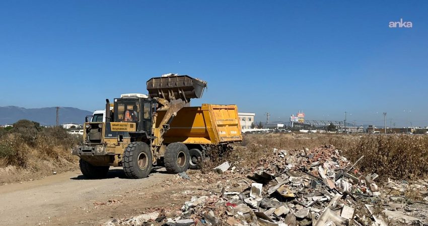 Burhaniye Belediyesi, çevreye kaçak dökülen molozları temizleyerek Balıkesir Büyükşehir Belediyesi’nin