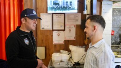 Burhaniye Zabıtası, ilçe genelindeki işletmelerin açma ve çalışma ruhsatlarını denetliyor.