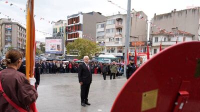 Burhaniye'de 29 Ekim Cumhuriyet Bayramı dolayısıyla Cumhuriyet Meydanı’ndaki Atatürk Anıtı’na