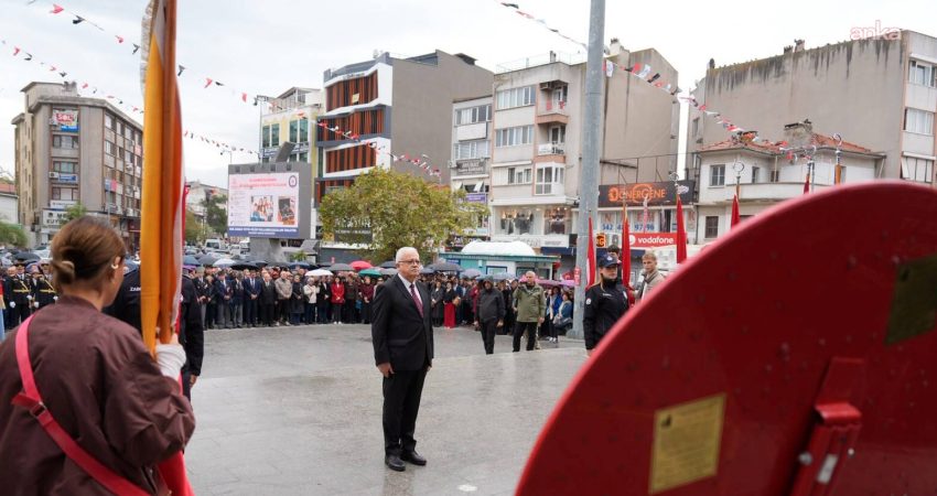 Burhaniye’de Atatürk Anıtı’na çelenk sunuldu Burhaniye'de 29 Ekim Cumhuriyet Bayramı dolayısıyla Cumhuriyet Meydanı’ndaki Atatürk Anıtı’na