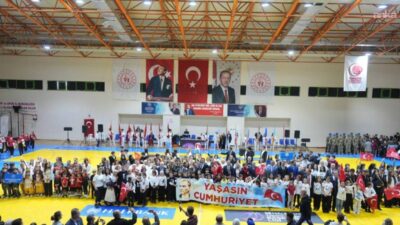 Burhaniye’de Cumhuriyet Bayramı, Atatürk Kapalı Spor Salonu’nda düzenlenen tören ve