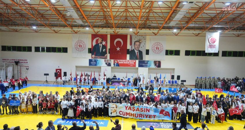 Burhaniye’de Cumhuriyet Bayramı, Atatürk Kapalı Spor Salonu’nda düzenlenen tören ve