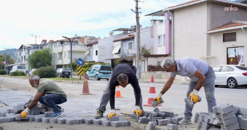 Burhaniye Belediyesi, ilçe genelinde yol kalitesini artırmak amacıyla parke taşı