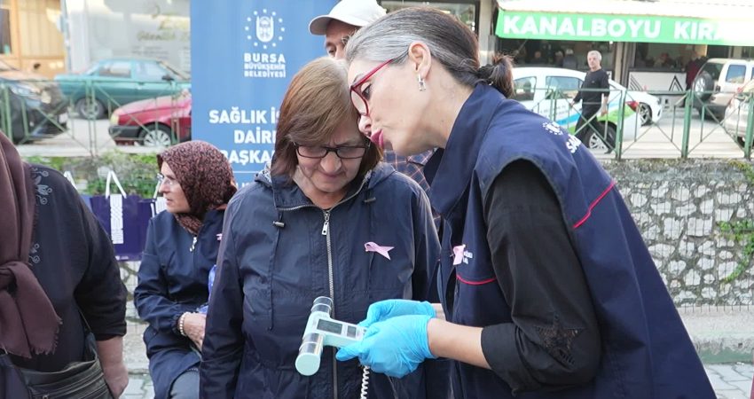 Bursa Büyükşehir Belediyesi, Meme Kanseri Farkındalık Ayı kapsamında kurduğu bilgilendirme