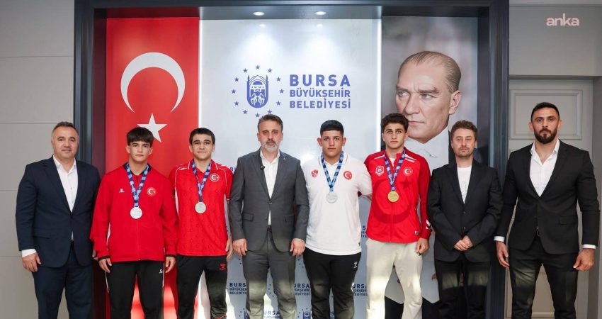 Bursa Büyükşehir Belediyesporlu güreşçiler, Hırvatistan’da düzenlenen Balkan Güreş Şampiyonası’nda bir