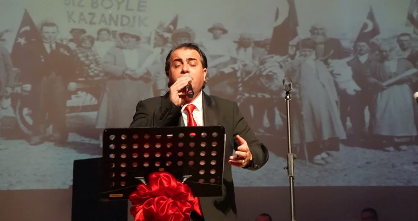 Bursa’da Cumhuriyet Bayramı coşkusu Türk musikisi konseriyle yaşandı Bursa Büyükşehir Belediyesi, Cumhuriyet'in kuruluşunun 103. yıl dönümü dolayısıyla Türk