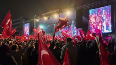 Bursa Büyükşehir Belediyesi, Cumhuriyet Bayramı kutlamaları kapsamında düzenlediği yürüyüş ve
