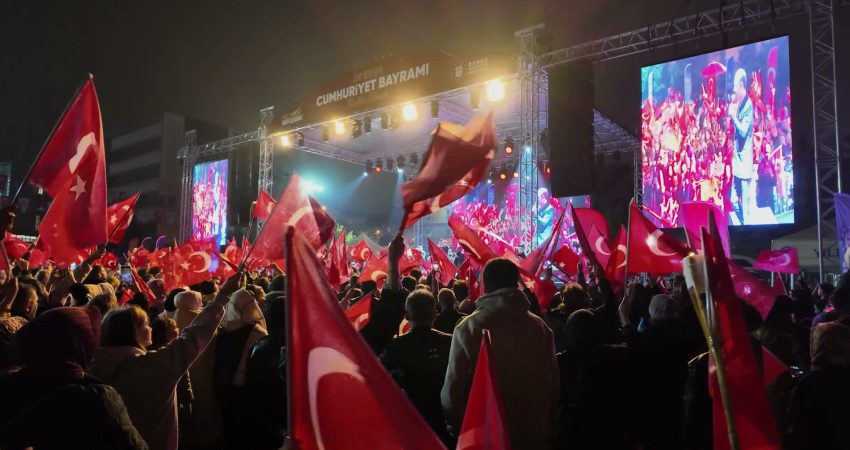 Bursa Büyükşehir Belediyesi, Cumhuriyet Bayramı kutlamaları kapsamında düzenlediği yürüyüş ve