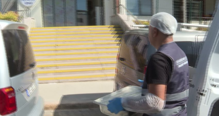 İzmir Büyükşehir Belediyesi, her yaştan öğrenciye yönelik yemek hizmetini Yuvamız