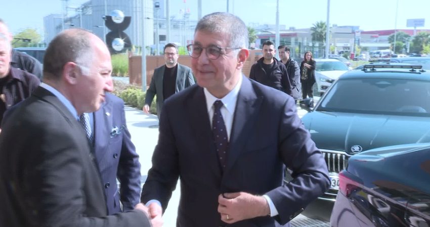 Cemil Tugay: Kısa zamanda çok iş yapalım İzmir Büyükşehir Belediye Başkanı Cemil Tugay, AK Parti Genel Sekreteri