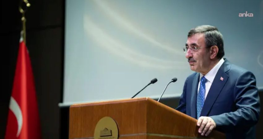 Cumhurbaşkanı Yardımcısı Cevdet Yılmaz, 11 Aralık 2025’te bir finans zirvesinde