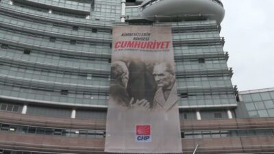 CHP Genel Merkezi'ne, 29 Ekim Cumhuriyet Bayramı dolayısıyla, üzerinde “Kimsesizlerin
